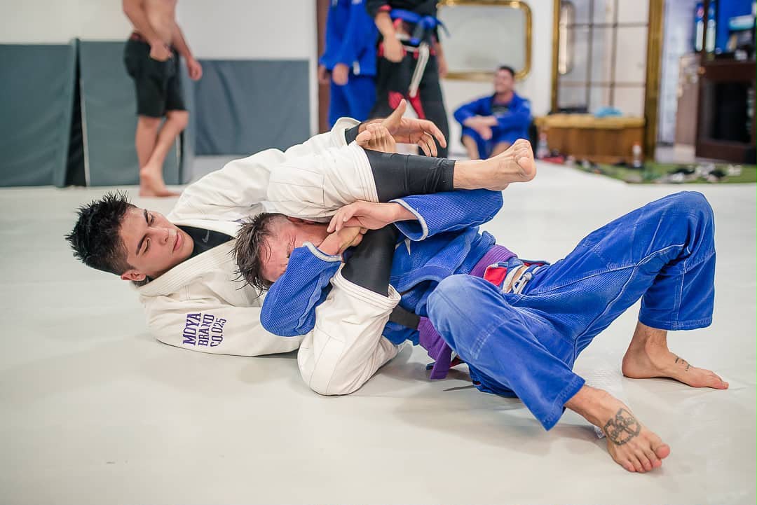 Luta guiada por el Maestro Diego en el tatami de Roka